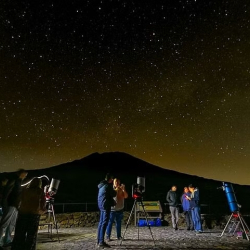 Tour al atardecer y observación de estrellas en el Parque Nacional del Teide con cena tradicional canaria